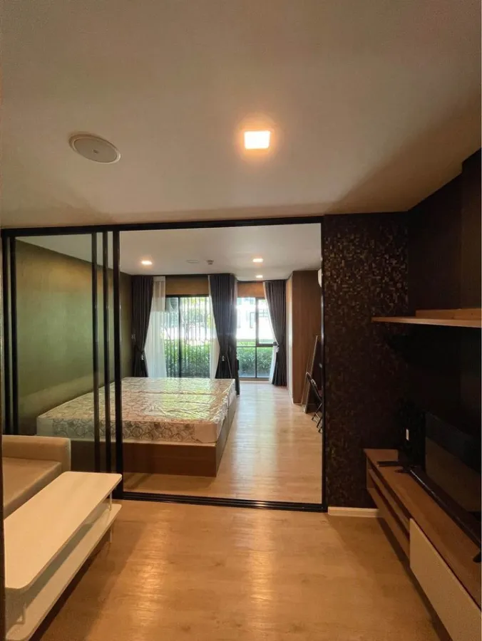 For rent, Cave Town Shift, pool view, room decorated with simple walls. Good furniture Complete electrical appliances. Book now.