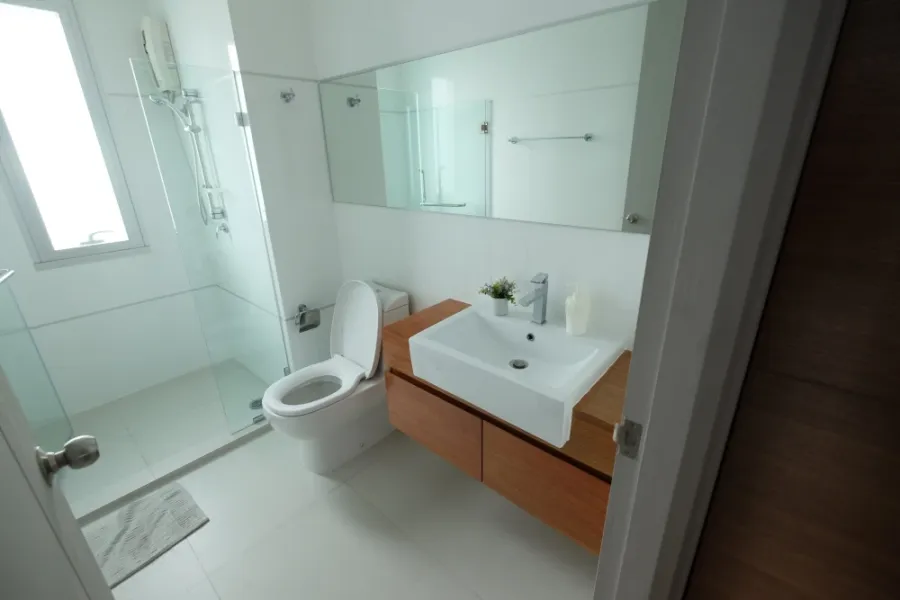 For rent: Thru Thonglor, apartment on the 20th floor (very high). Large, beautiful living room, fully furnished and ready to move in.