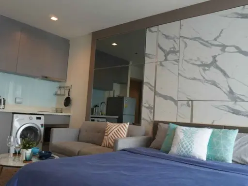 For rent, Rhythm Sukhumvit 36-38, room decorated in modern style, high floor, good view, don't wait.