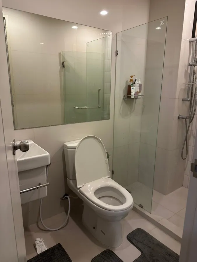 For rent, Life Asoke, 23rd floor, open view, unblocked view, north facing room, has a large TV. Good quality genuine leather sofa. Must reserve.