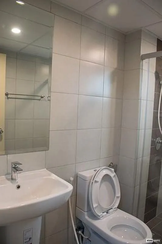 Who is looking for a beautiful room Must be this room. Supalai City Resort for rent, Chaengwattana, built-in wardrobe, book now.