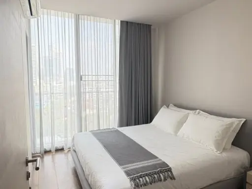 For rent: Park 24 Origin Phrom Phong, 3 bedrooms, 2 bathrooms, spacious living area, fully furnished and ready to move in.