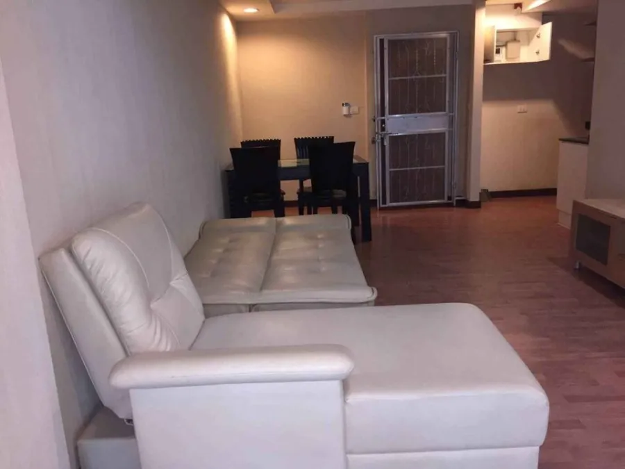 Sell The Kris Ratchada 17, spacious room, fully furnished, good leather sofa, very nice to sit, reserve first, stay first.