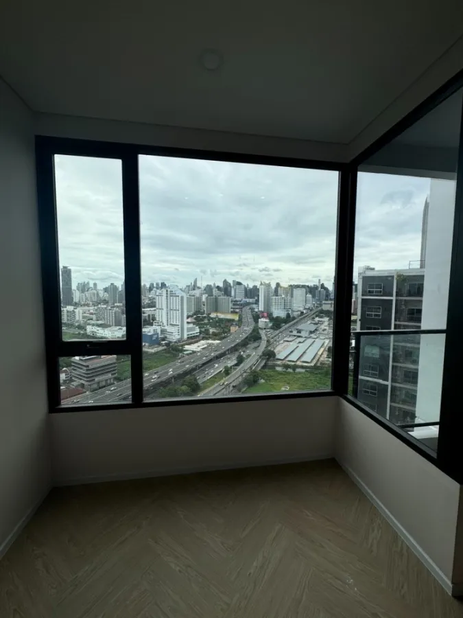 Sell ​​Condo Landmark at MRT Station, 19th floor, Building B Sell empty room, good location, convenient transportation, don't miss