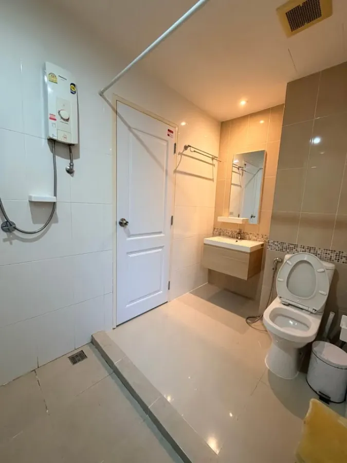 Selling or rent S1 Rama 9, a large unit with well-divided spaces creating a spacious and airy feel. Book now, don't hesitate!