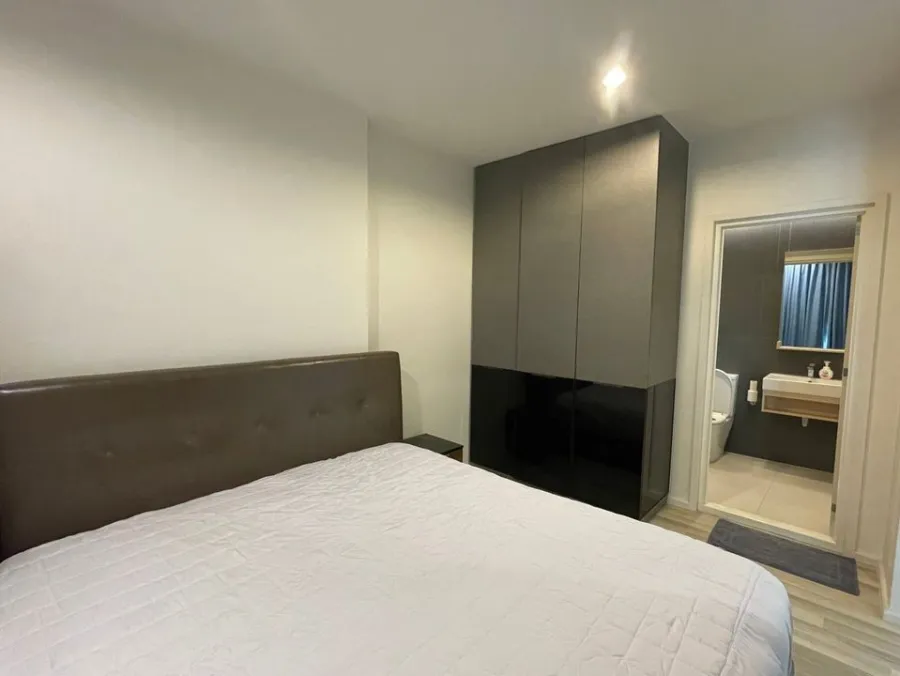 For rent: The key Sathorn-Charoenrat, 34th floor, very beautiful city view. The bed is soft and comfortable to sleep on. Hurry and reserve it.