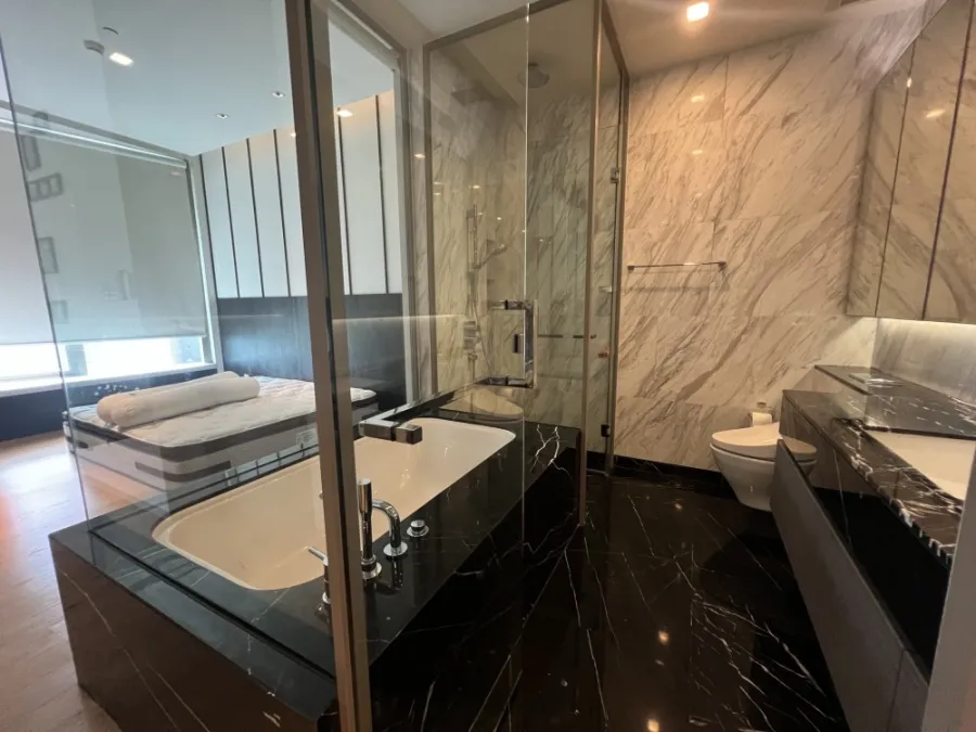 For sale or rent, Sala Daeng One, Lumphini Park view, fully fitted room, nicely decorated with built-in furniture, very spacious area, don't miss it.