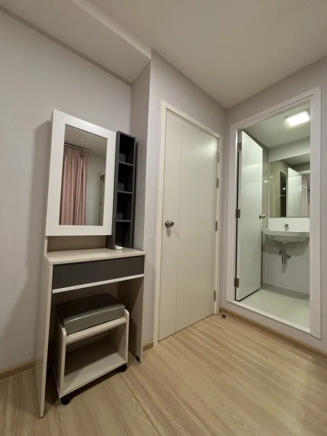 For sale or rent: Plum Condo Mix Chaengwattana, corner room, pool view, bedroom has windows on 2 sides, very worth booking.