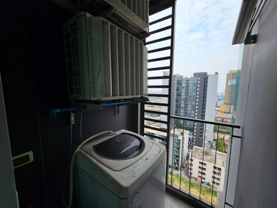 For sale or rent: U Delight Residence (Pattanakarn - Thonglor), 18th floor, large front room. The wallpaper is well installed. Hurry and reserve now.