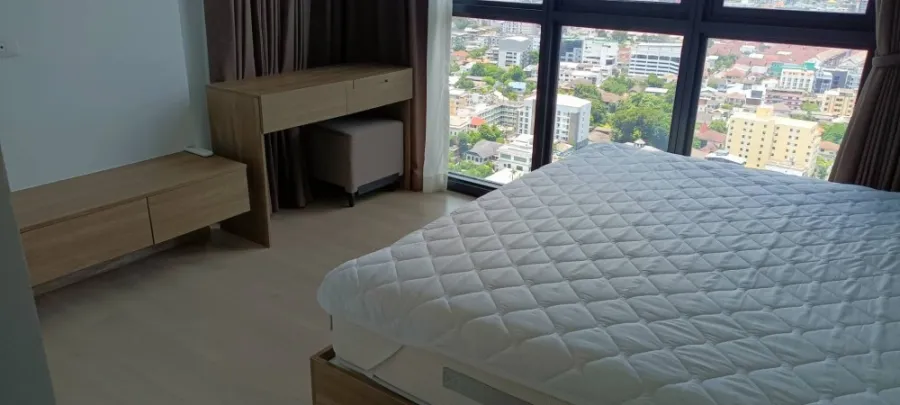 For rent, The Line Phaholyothin Park, 26th floor, partition room Big sofa. Comfortable to sit. You can't reserve it.