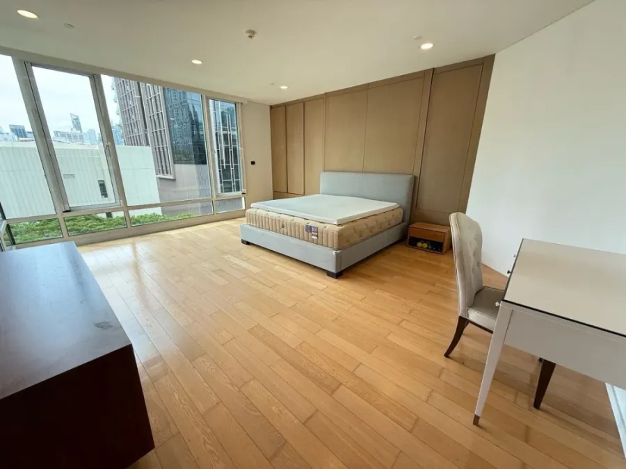 For rent: The Park Chidlom, 4th floor. Spacious and comfortable unit, fully furnished. Book now! (Quickly!)