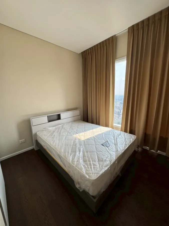 Spacious and comfortable rooms for rent at The Saint Residences. High floor. Book now! Don't miss out!