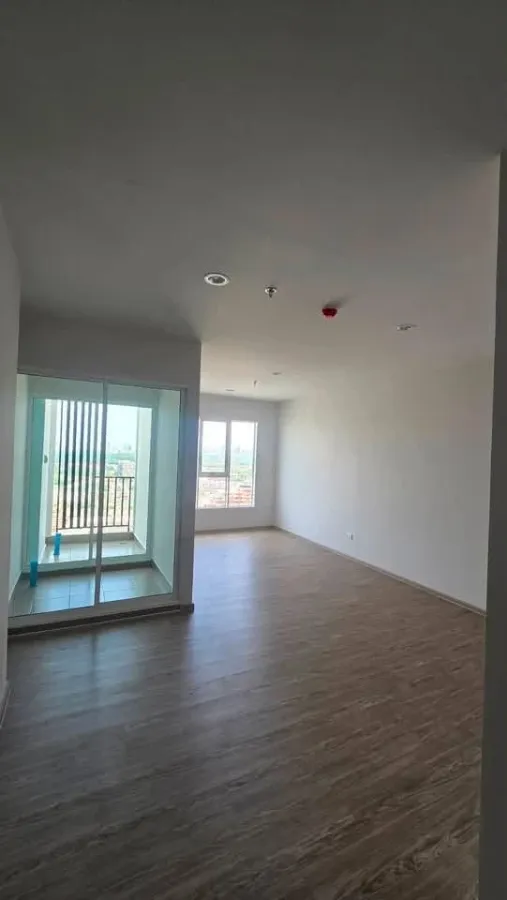 Selling a pre-owned unit at Regent Home Bangna, 30th floor. High floor with beautiful, unobstructed river view. Own it today! Don't delay!