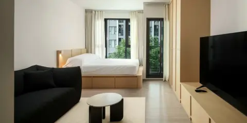 ให้เช่า Aspire Sukhumvit - Rama 4 สตูดิโอสไตล์มินิมอล พร้อมวิวสระว่ายน้ำและต้นไม้ สนใจจองเลย