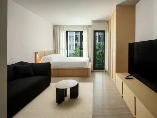 ให้เช่า Aspire Sukhumvit - Rama 4 สตูดิโอสไตล์มินิมอล พร้อมวิวสระว่ายน้ำและต้นไม้ สนใจจองเลย images
