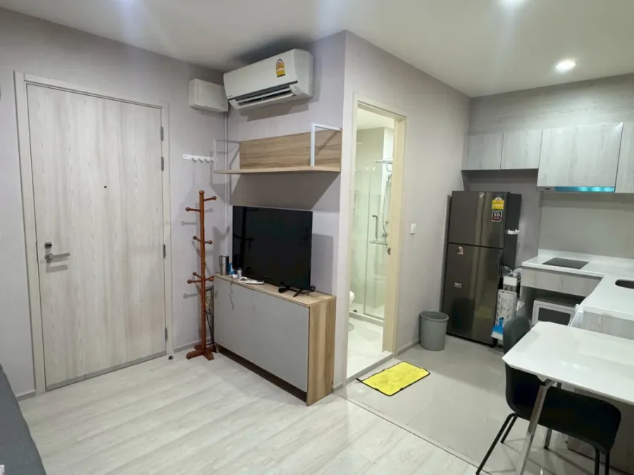 For rent: Life Asoke condo, 31st floor, beautiful view, fully furnished, with a private workspace. Extremely convenient location, perfect for working