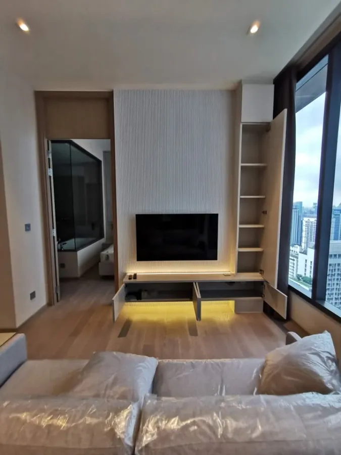 For rent: Esse Asoke, stunning view, unobstructed from the 35th floor, quiet corner room with specially designed built-in storage cabinets. Reserve no