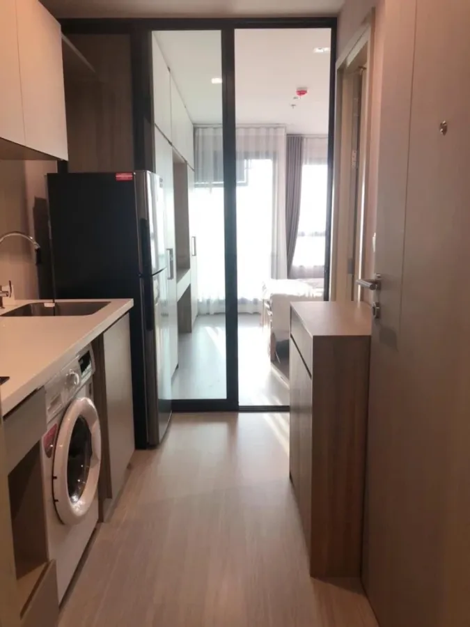 For rent: Life Ladprao, corner room, wall attached to one other room, very high floor, beautiful city view, move now, don't hesitate.
