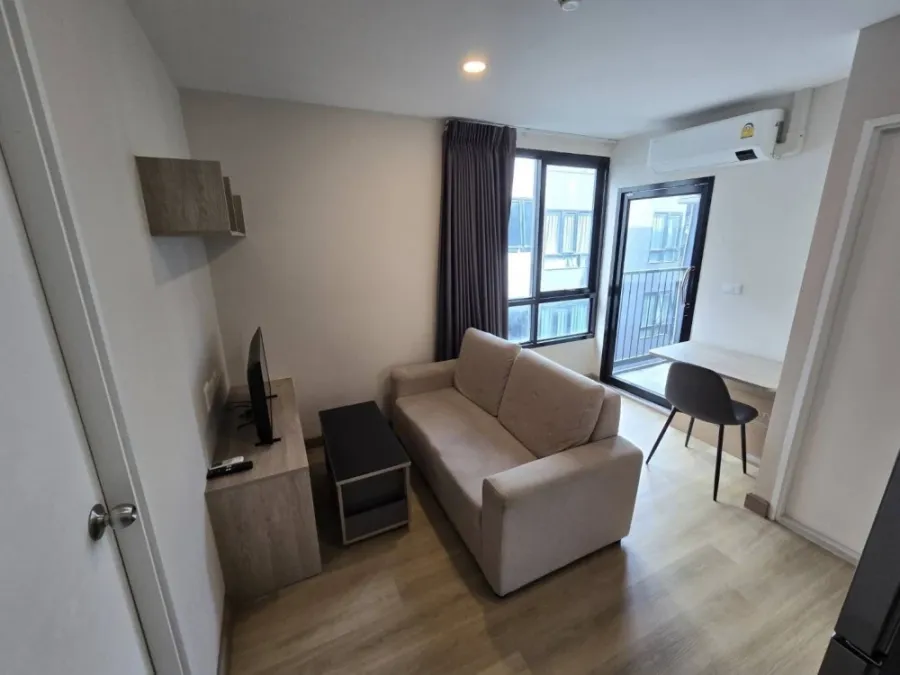 For rent: The Indeed Condo Amata, 1 bedroom, 1 bathroom, fully furnished, great location. Ready to move in.