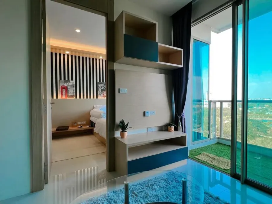 For rent: The Riviera Jomtien Pattaya (Jomtien) City view, 10th floor, beautifully decorated with wallpaper throughout the room. Hurry and book now.