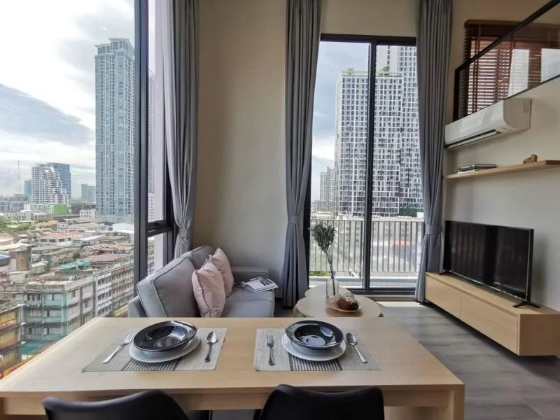 For sale / rent The Reserve Phahon-Pradipat. Beautifully decorated with built-in, corner room, 2 sides view, high mirror makes the room wide.