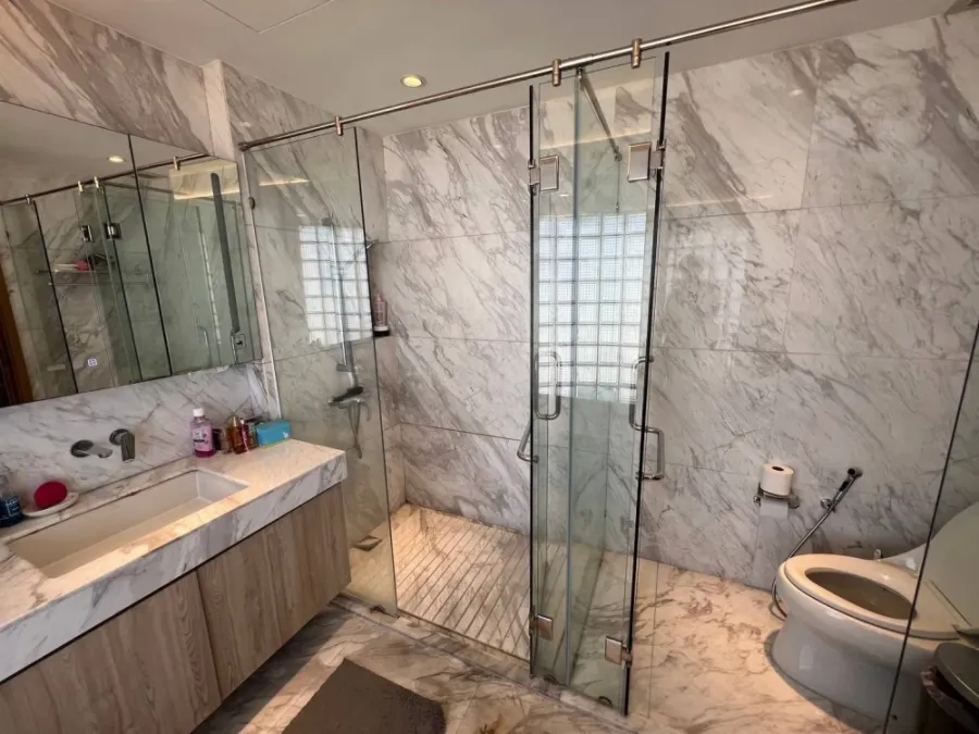 For sale: Le Raffine Sukhumvit 24, very large room with private swimming pool, home-like atmosphere, buy and move in immediately.