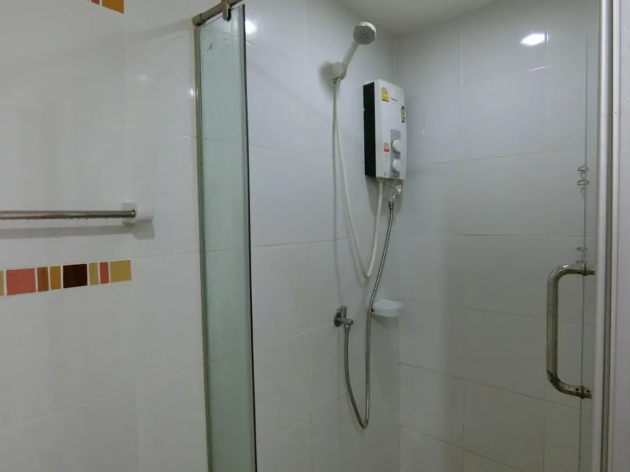 For sale, Den Viphavadi, 4th floor, Building C, complete with furniture and electrical appliances. Buy it now, don't miss it. Urgent.