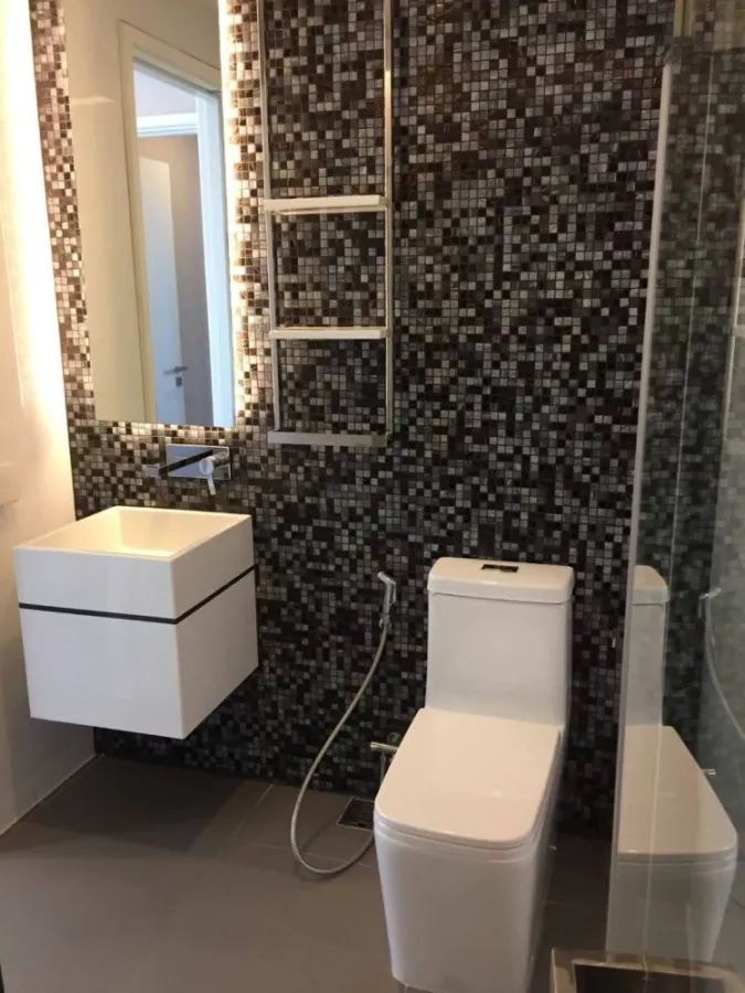 For sale, for rent!! Condo The Room Sukhumvit 69, spacious room, well decorated, wallpapered throughout the room, book now!!