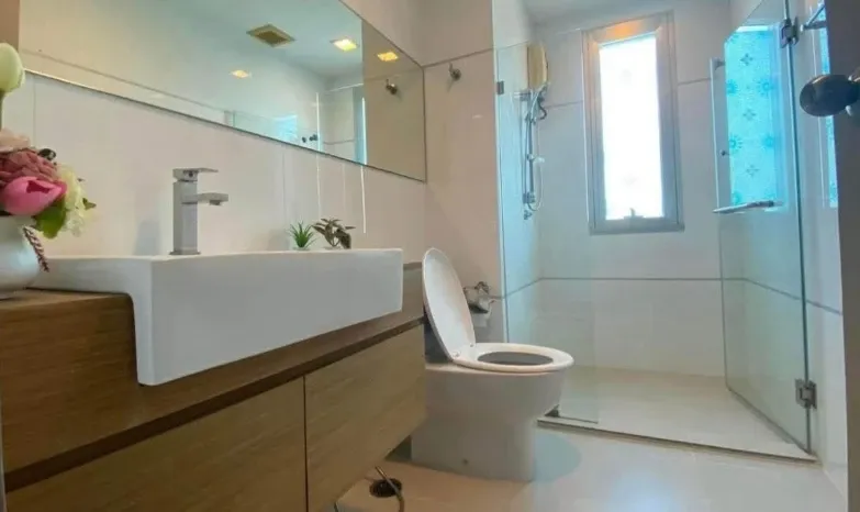 For rent: Thru Thonglor, 18th floor, corner unit, fully furnished, ready to move in. Book now! (Quickly!)
