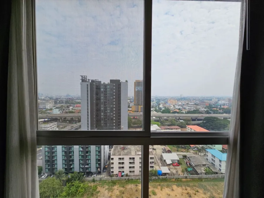 For sale or rent: U Delight Residence (Pattanakarn - Thonglor), 18th floor, large front room. The wallpaper is well installed. Hurry and reserve now.