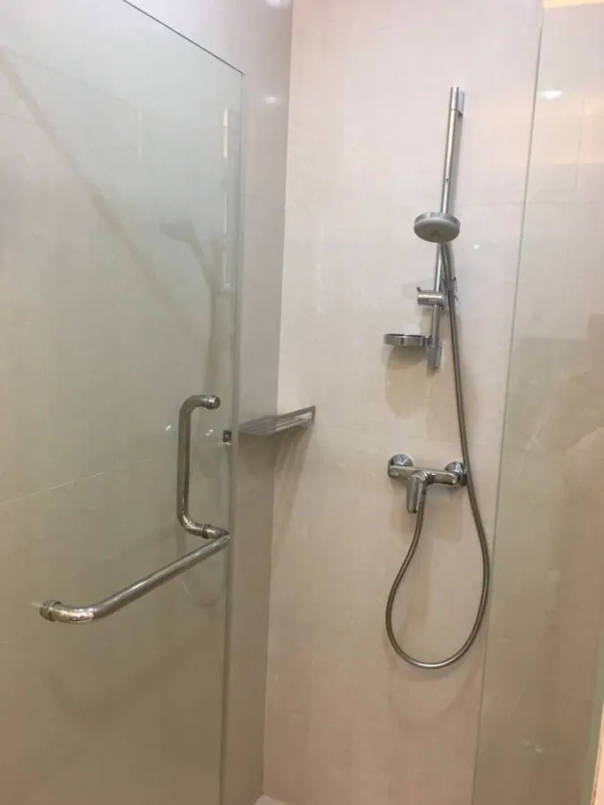 Condo for rent, Q Langsuan, large room, partitioned, beautifully decorated, comfortable to live in. Book first, get first.