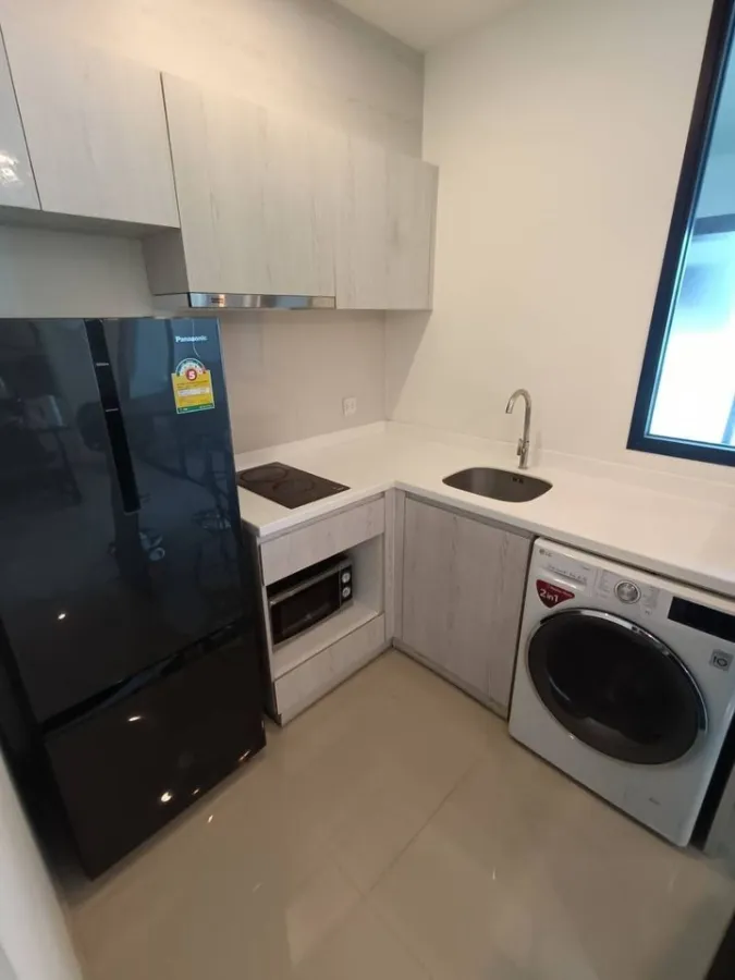 For rent: Life Asoke, 20th floor, beautifully decorated room with built-in Walk-In Closet, very livable. If you don't reserve, you'll regret it.
