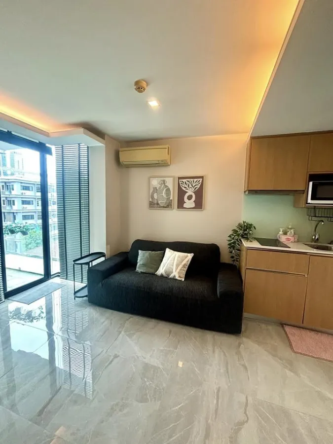 For rent: Socio Ruamrudee, corner room, 6th floor, very good view, fully furnished, just come and move in.