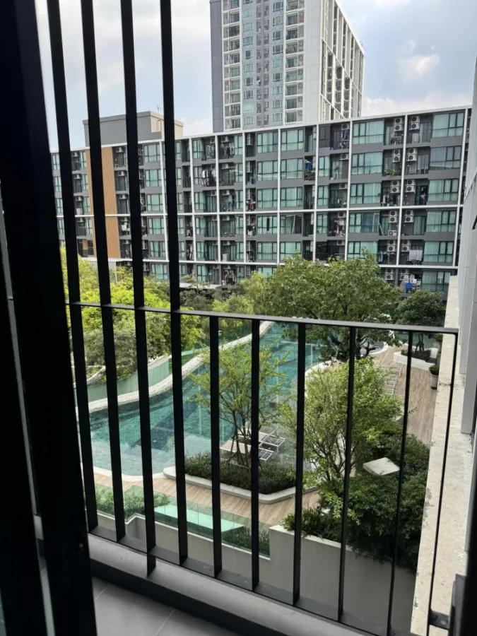 For sale: Atmoz Chaengwattana, 5th floor, swimming pool view, good price, nice room, reserve and own it now, don't miss out.
