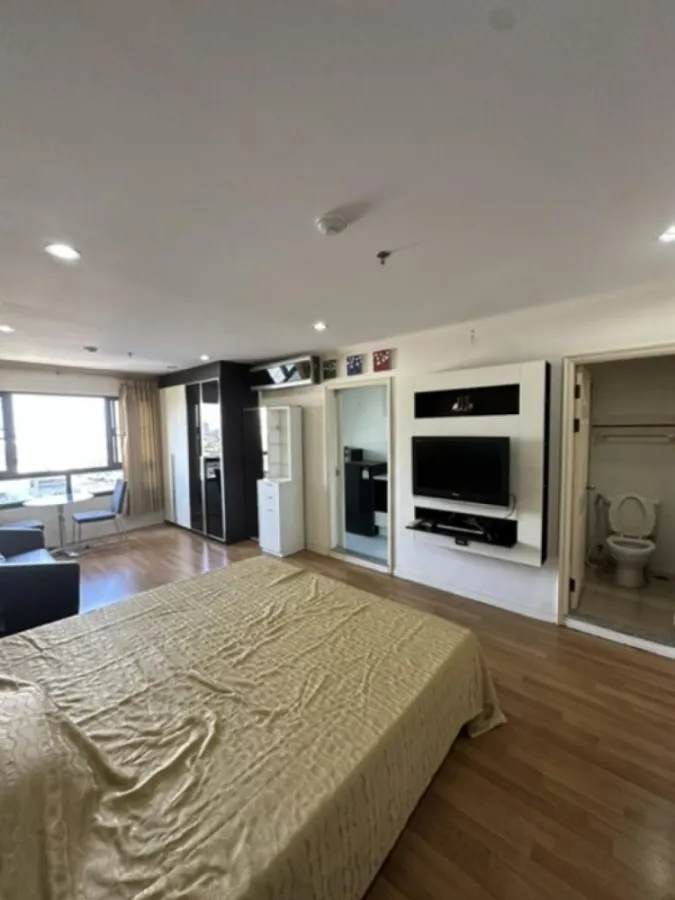 For rent: Lumpini Place Ratchada - Tha Phra, city view, Krungthep Bridge side, fully furnished room, just bring your bags and move in.