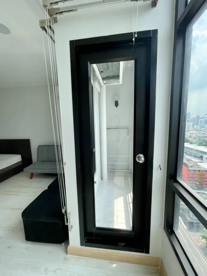 For rent: Phayathai Place, studio room with high-quality built-in wardrobe. Convenient location. Don't just look, book it!