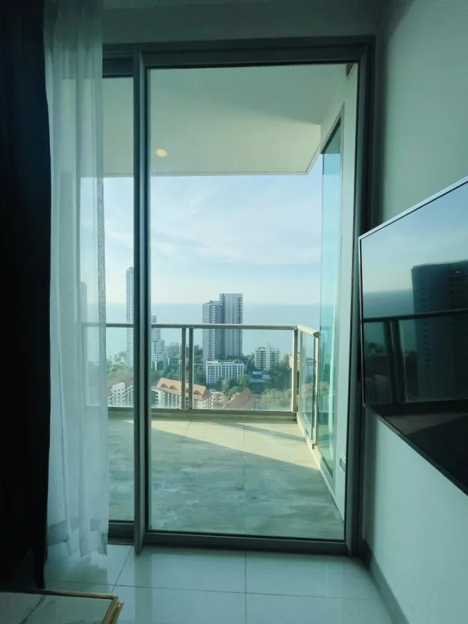 For rent, The Riviera Wongamat Beach (North Pattaya), very beautiful sea view. You can lie down and enjoy the view. Book now.
