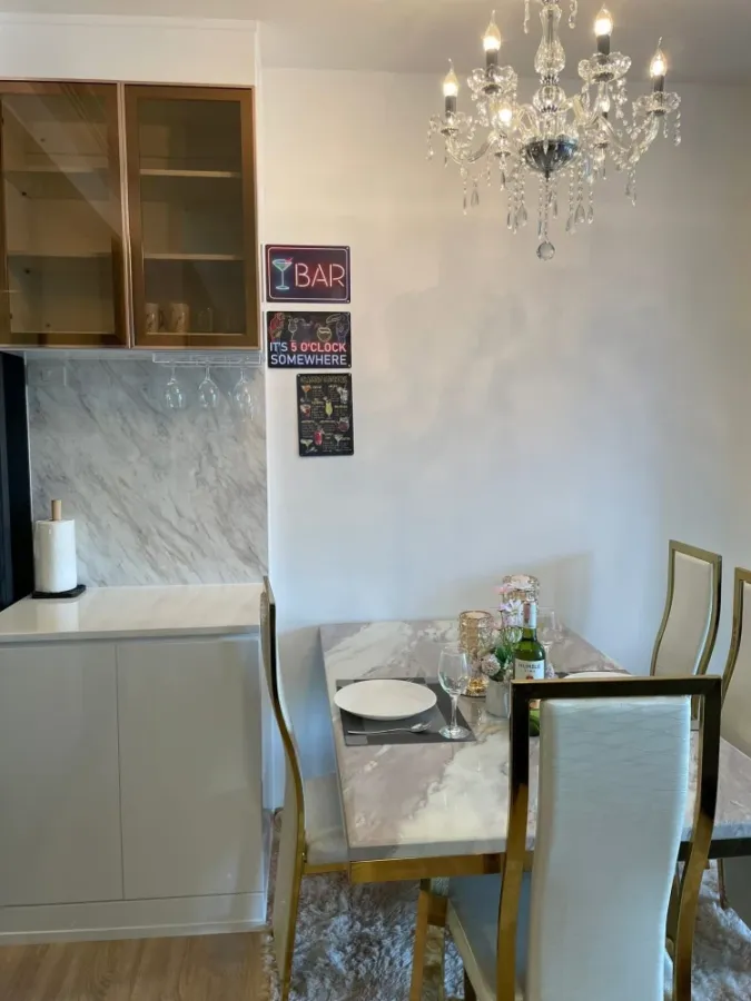 For sale or rent: XT Phayathai. Beautifully decorated with complete furniture. Premium floor with two gardens in front of the unit. Book now!