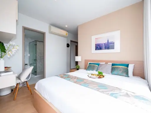For rent, HQ Thonglor condo, 2 bedrooms, 2 bathrooms, 18th floor, fully furnished, ready to move in. Don't wait!!
