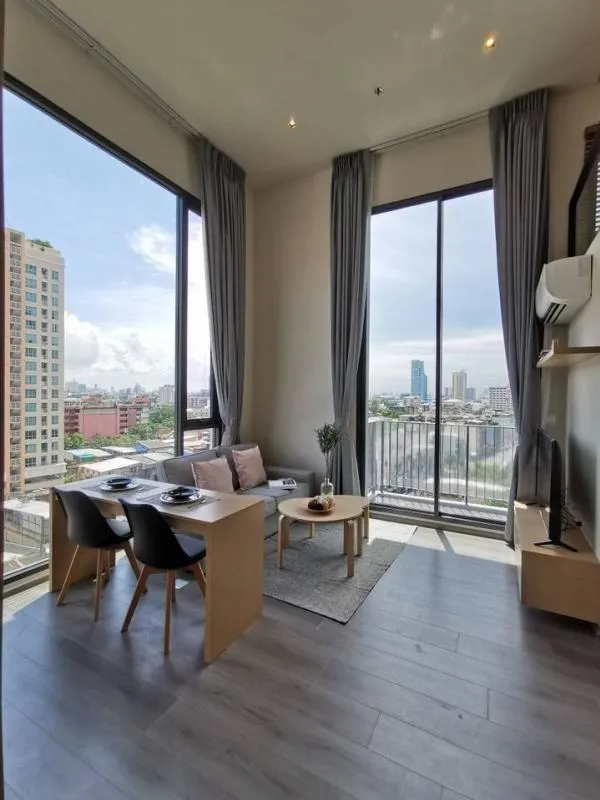 For sale / rent The Reserve Phahon-Pradipat. Beautifully decorated with built-in, corner room, 2 sides view, high mirror makes the room wide.