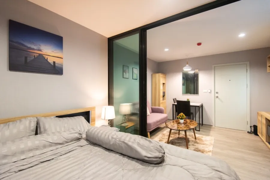 Condo for rent, Reach Phahonyothin 52, wide room, east side, city view, near BTS Green Line, Saphan Mai Station.