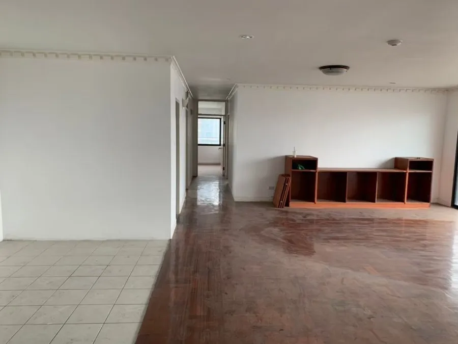 Urgent sale, Thana Tower Condo, very large room, lots of usable space. The floor is laid with good parquet. Hurry and reserve now.