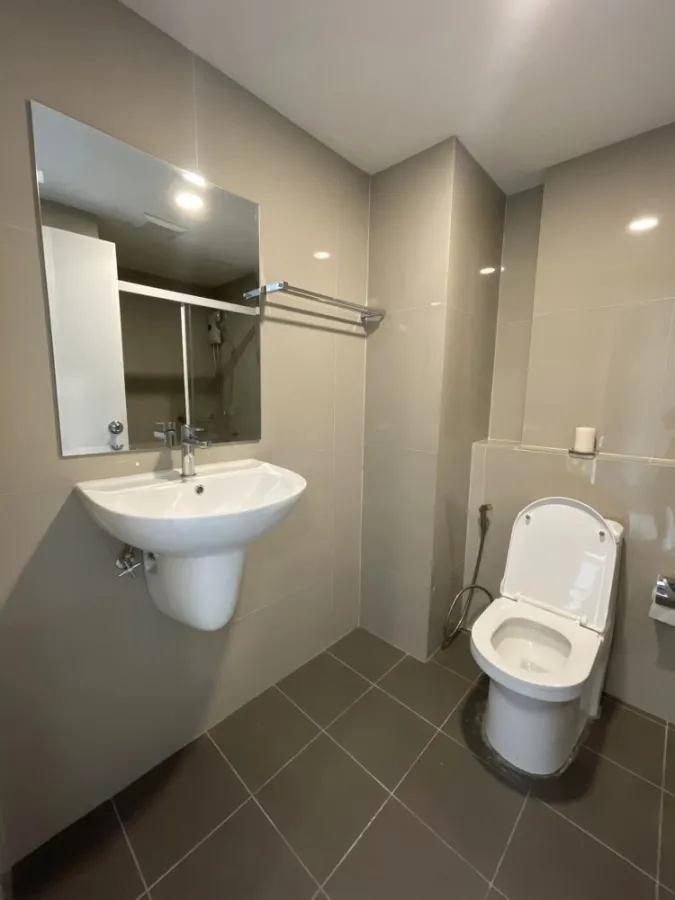 For rent: The Independent Condo Amata, natural view, clean room, very comfortable, fully furnished, don't miss it.