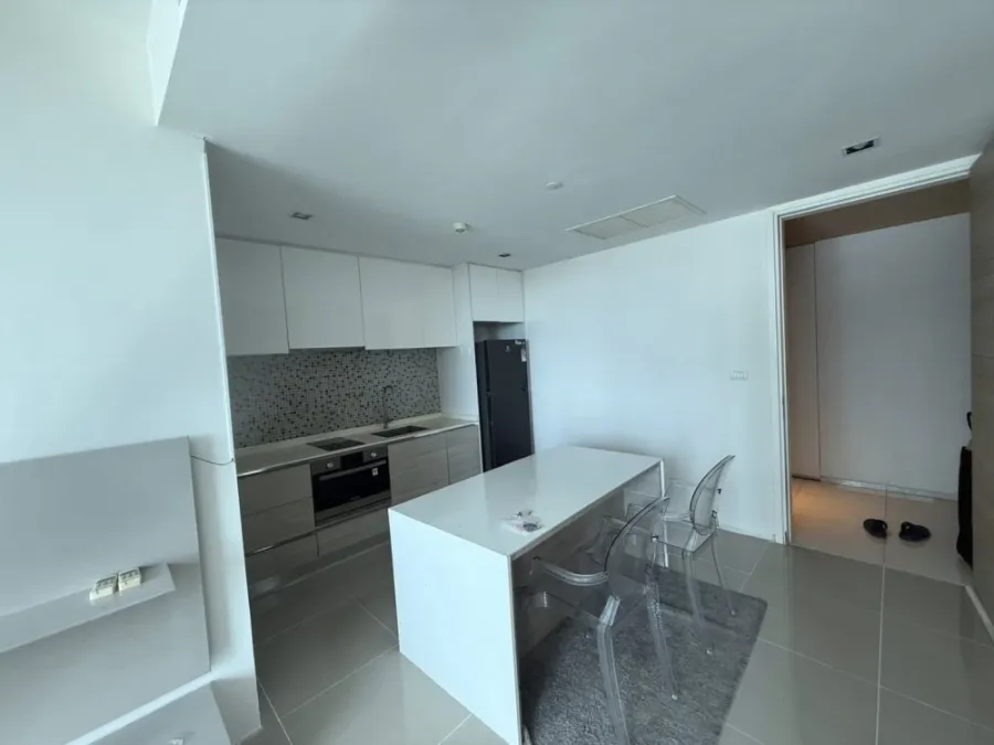 For rent: The Room Sukhumvit 21. Spacious and fully furnished room. Just bring your belongings and move in!