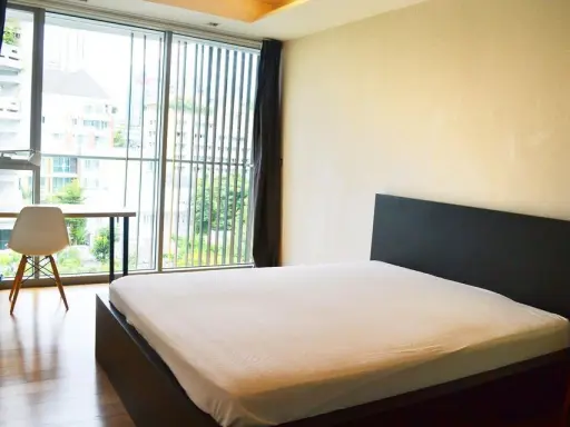 For rent, Via 31, 6th floor, very spacious room, plenty of usable space. fully furnished room Ready to move in. Book now.