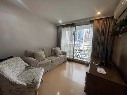 For rent: Plus 38 Hip, spacious room, comes with a comfortable sofa. There are chairs to admire the view in front of the balcony. Very good. Reserve q