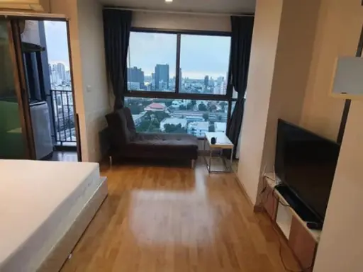 For rent Casa Condo Asoke-Din Daeng, beautiful view both front and side. Corner room, not attached to anyone. Don't miss it. Hurry up to reserve.