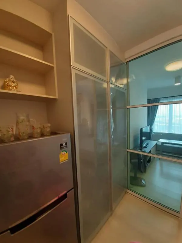 Chapter One Eco Ratchada-Huay Kwang room ready central ready to use There are many shops nearby. There is a shuttle bus to the MRT.