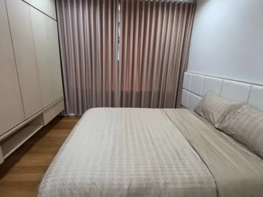 For rent: Wind Sukhumvit 23, 7th floor. Peaceful and private atmosphere, well-designed layout, bright and airy, comfortable living. Don't miss out!
