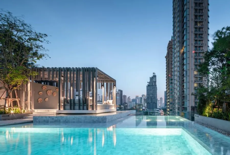 Selling FYNN SUKHUMVIT 31 rooms decorated in cream tones. Get the right height, beautiful view, buy as an investment, you can live by yourself. Book n
